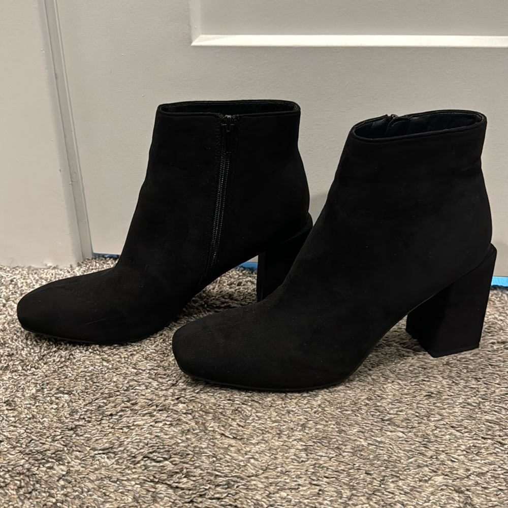 Women’s black boot
